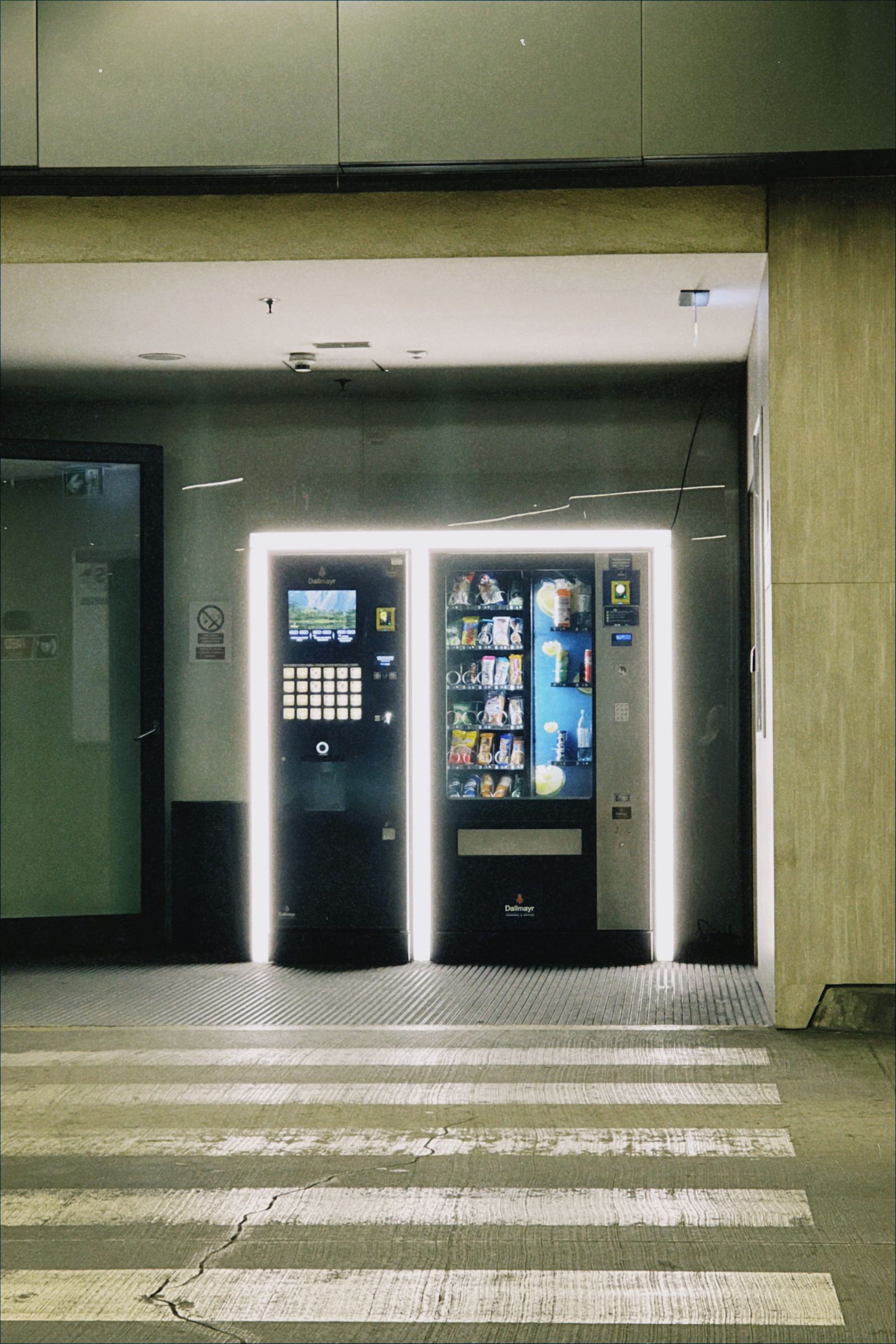 Moderner Getränke- und Snackautomat mit gekühlten Getränken und Kartenzahlung